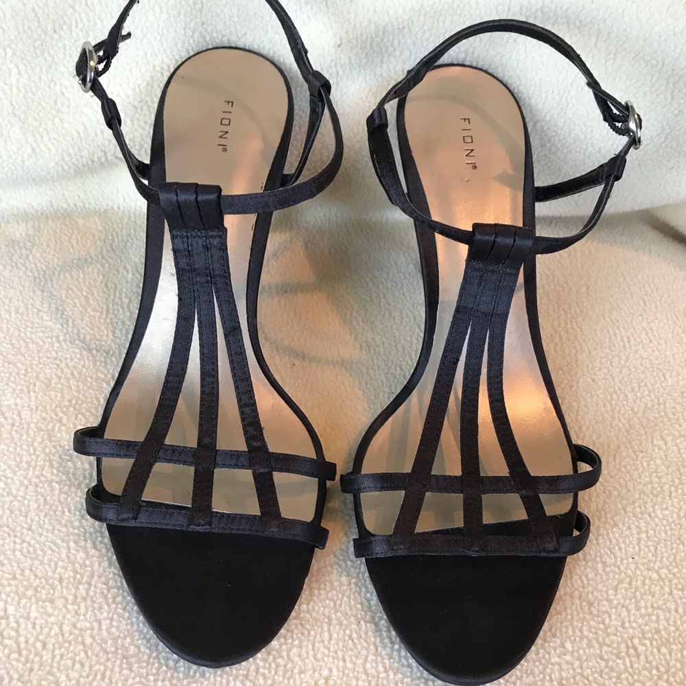 NWOT Fioni  3 1/2 inch heel